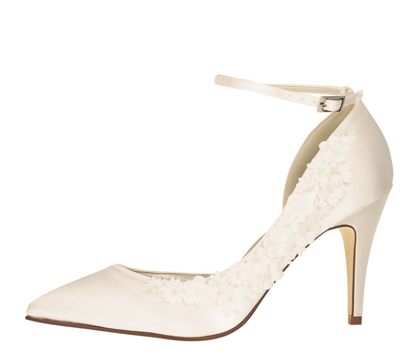 weisse Brautschuhe verziert mit weissen Blumenapplikationen